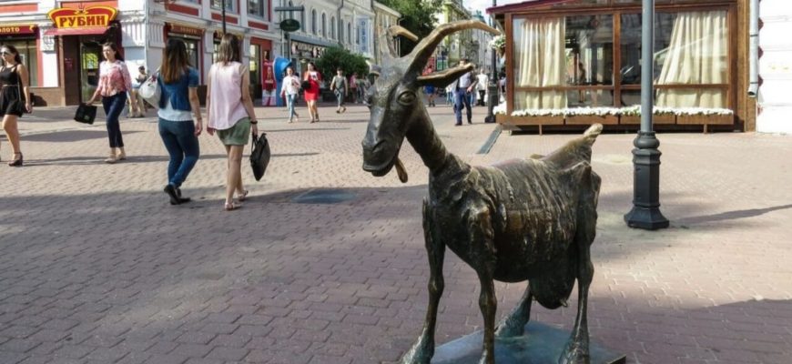 Скульптура Веселая коза